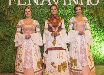 Ana Paula Pastorello, Bárbara Bortolini e Sandi Marina Corso exibem novos trajes da corte da 17ª Fenavinho_divulgação Gilmar Gomes