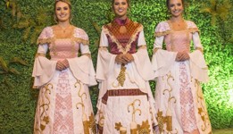 Ana Paula Pastorello, Bárbara Bortolini e Sandi Marina Corso exibem novos trajes da corte da 17ª Fenavinho_divulgação Gilmar Gomes