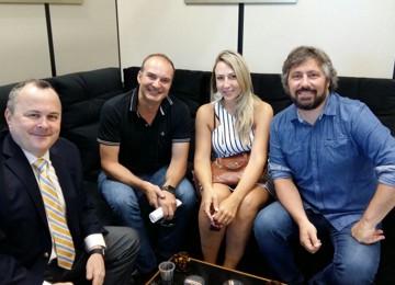 Esquerda para direita: vice-prefeito de Caxias do Sul, vice-presidente, associada e diretor do SEGH