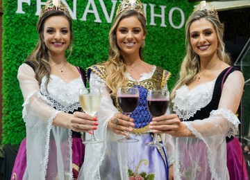 Bárbara Bortolini, Ana Paula Pastorello e Sandi Marina Corso, assinam a produção do emblemático Vinho da Corte da 17ª Fenavinho - crédio Augusto Tomas