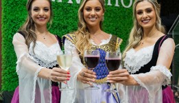 Bárbara Bortolini, Ana Paula Pastorello e Sandi Marina Corso, assinam a produção do emblemático Vinho da Corte da 17ª Fenavinho - crédio Augusto Tomas